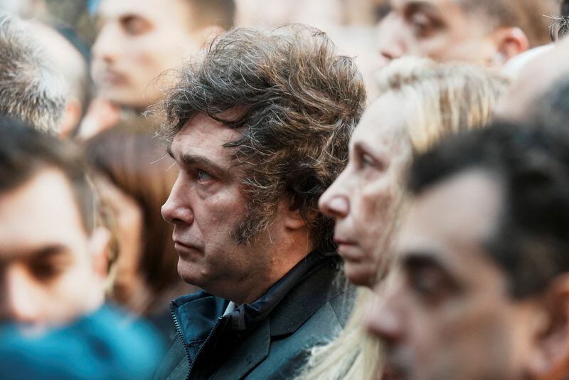 Javier Milei y Karina Milei asisten al acto conmemorativo del aniversario número 30 del ataque con bomba a la Asociación Mutual Israelita Argentina (AMIA), en Buenos Aires, Argentina, el 18 de julio de 2024.