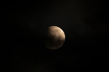 Eclipse lunar parcial, este viernes, visto desde A Coruña. (EFE/Moncho Fuentes)