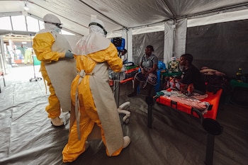 Dos enfermeras de MSF visitan a Pierrette, una paciente con ébola confirmado, en el centro Elykia, en Bunia. Como no hay vacuna ni tratamiento aprobados para la cepa Bundibugyo, la atención se basa en el soporte y en tratar las complicaciones, explicó la médica Carolina Nanclares. Hasta el 22 de septiembre se habían recuperado 1.935 personas en el país (Foto: Julien Dewarichet/MSF, 23 de julio)