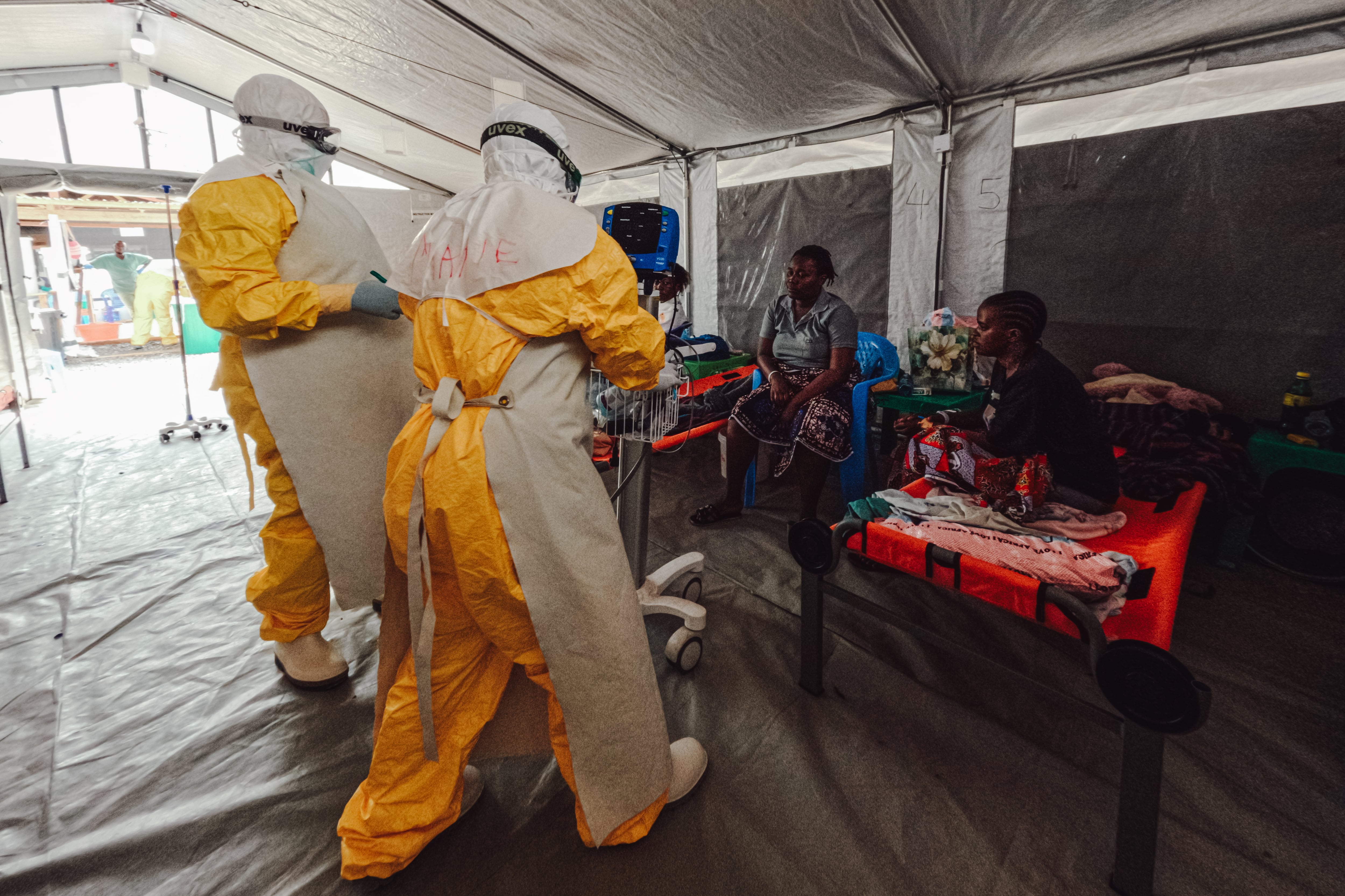 Dos enfermeras de MSF visitan a Pierrette, una paciente con ébola confirmado, en el centro Elykia, en Bunia. Como no hay vacuna ni tratamiento aprobados para la cepa Bundibugyo, la atención se basa en el soporte y en tratar las complicaciones, explicó la médica Carolina Nanclares. Hasta el 22 de septiembre se habían recuperado 1.935 personas en el país (Foto: Julien Dewarichet/MSF, 23 de julio)