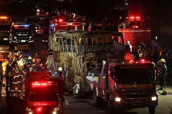 Un autobús incendiado es remolcado