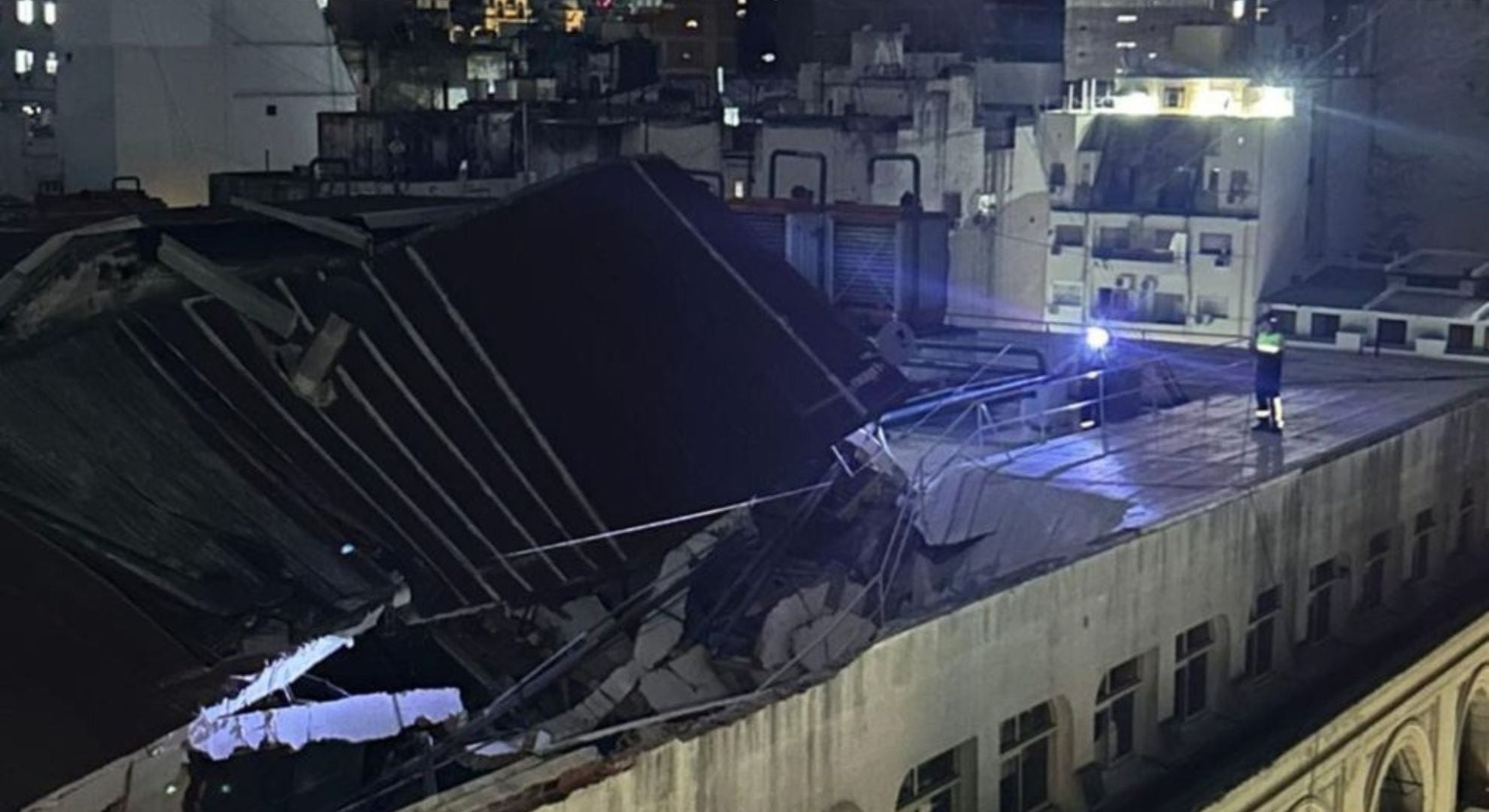 Así quedó parte de la estructura de las oficinas de Edesur (X: @hobert_omar)