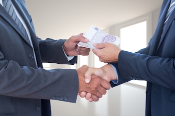 Dos hombres llegando a un