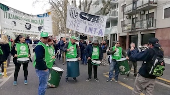 El Gobierno le otorgó un aumento trimestral a los empleados estatales que volvió a dividir a los sindicatos