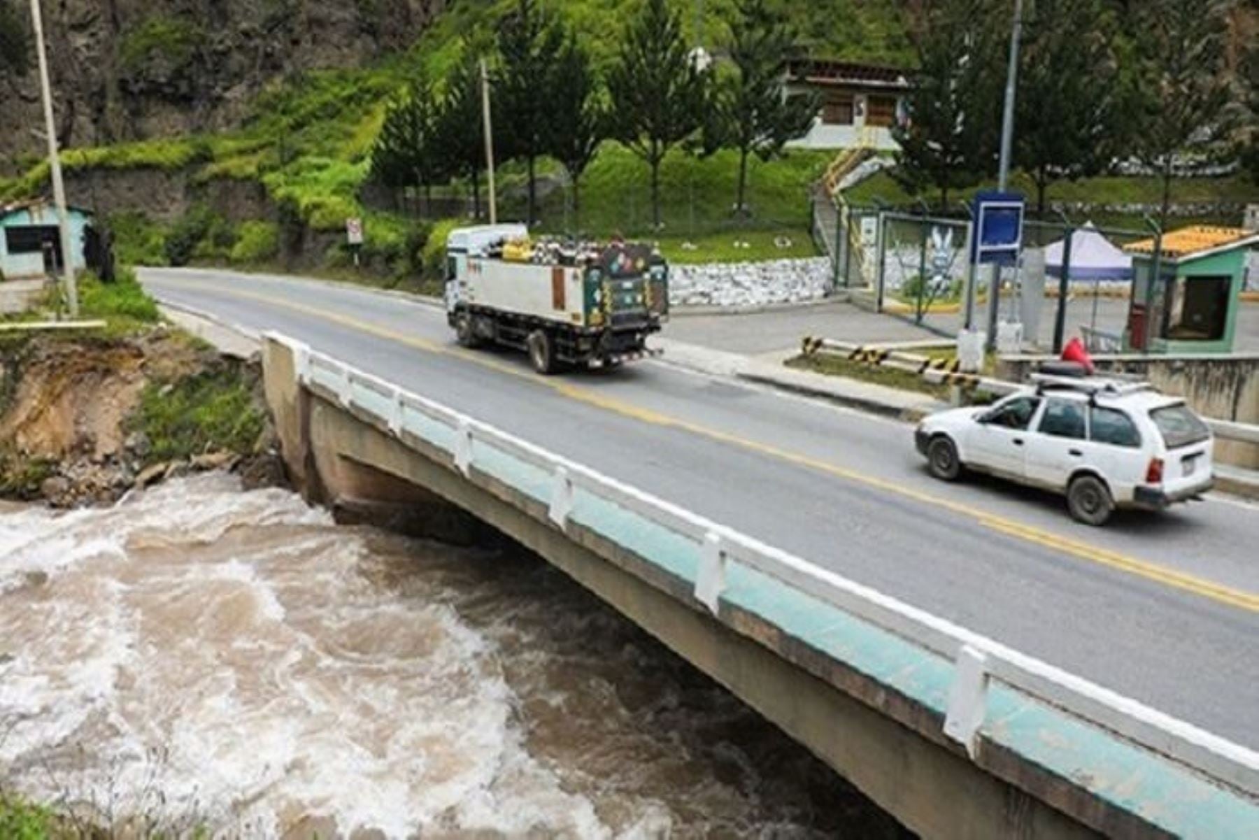 Alcaldes de Lima Este alertan posible colapso de la Carretera Central por erosión del río Rímac ante el Fenómeno El Niño