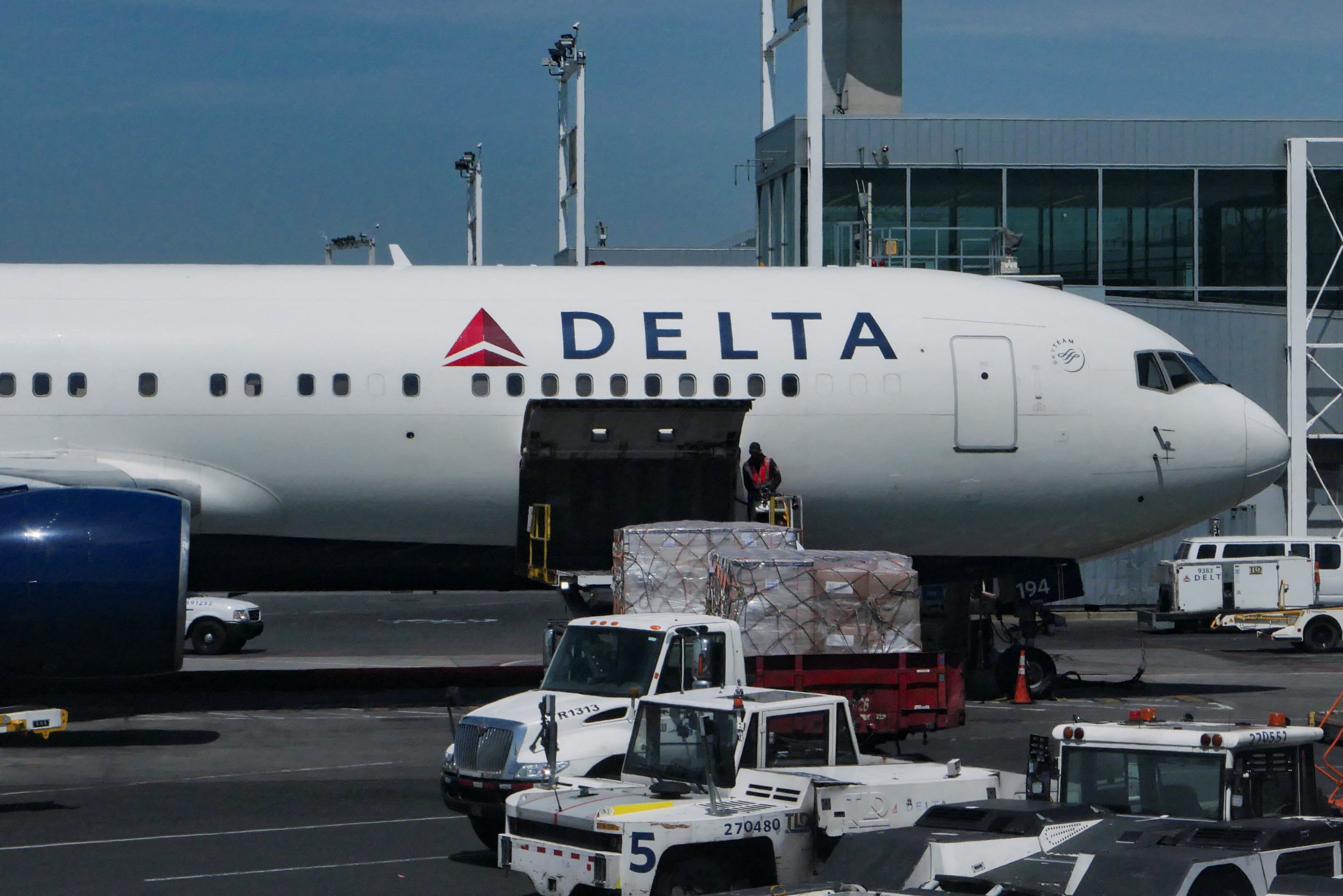 Delta ofreció disculpas a los pasajeros afectados por el retraso y reafirmó su compromiso con la seguridad aérea y el orden a bordo (REUTERS/Jeenah Moon)