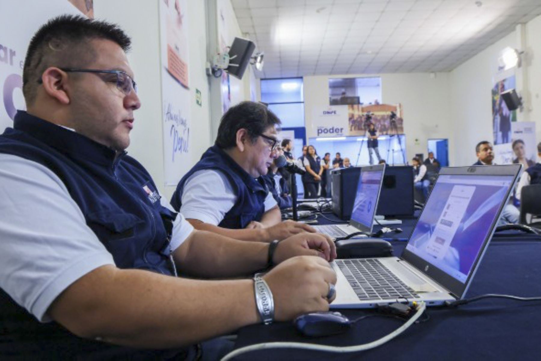Miembros de la ONPE trabajan diligentemente en el procesamiento de votos de las Elecciones Generales 2026 en su centro de cómputo. (ONPE)