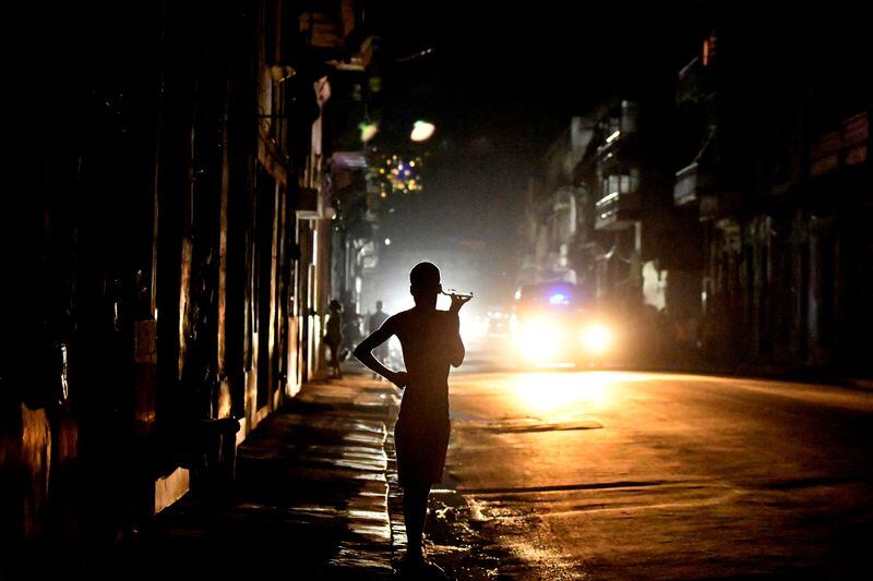 La gente se para en la calle por la noche mientras Cuba se ve afectada por un apagón en toda la isla (REUTERS/Norlys Perez)