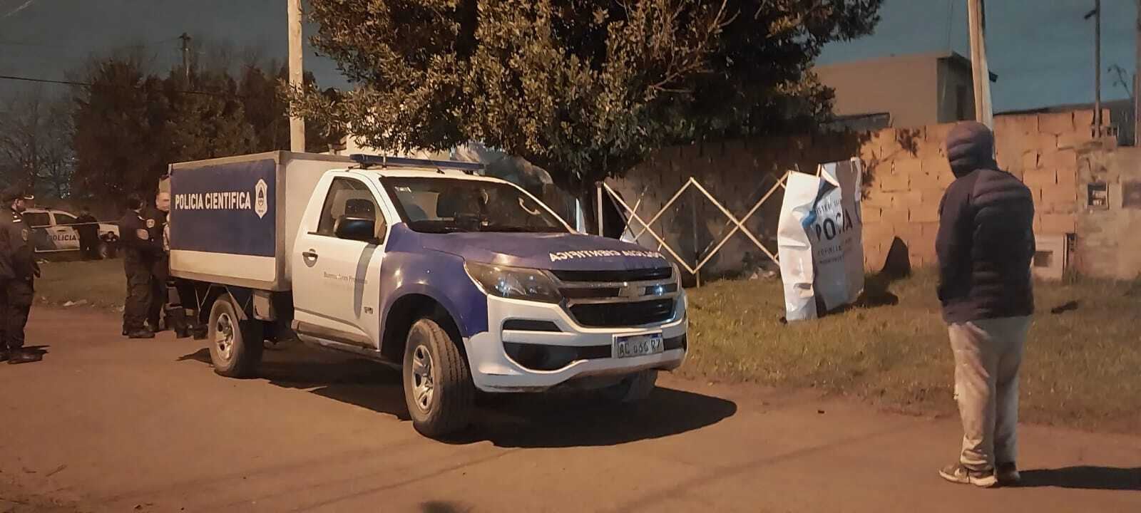 Agentes de la Policía Científica y otros efectivos trabajaron en la intersección de las viviendas donde ocurrió el crimen (Policía bonaerense)