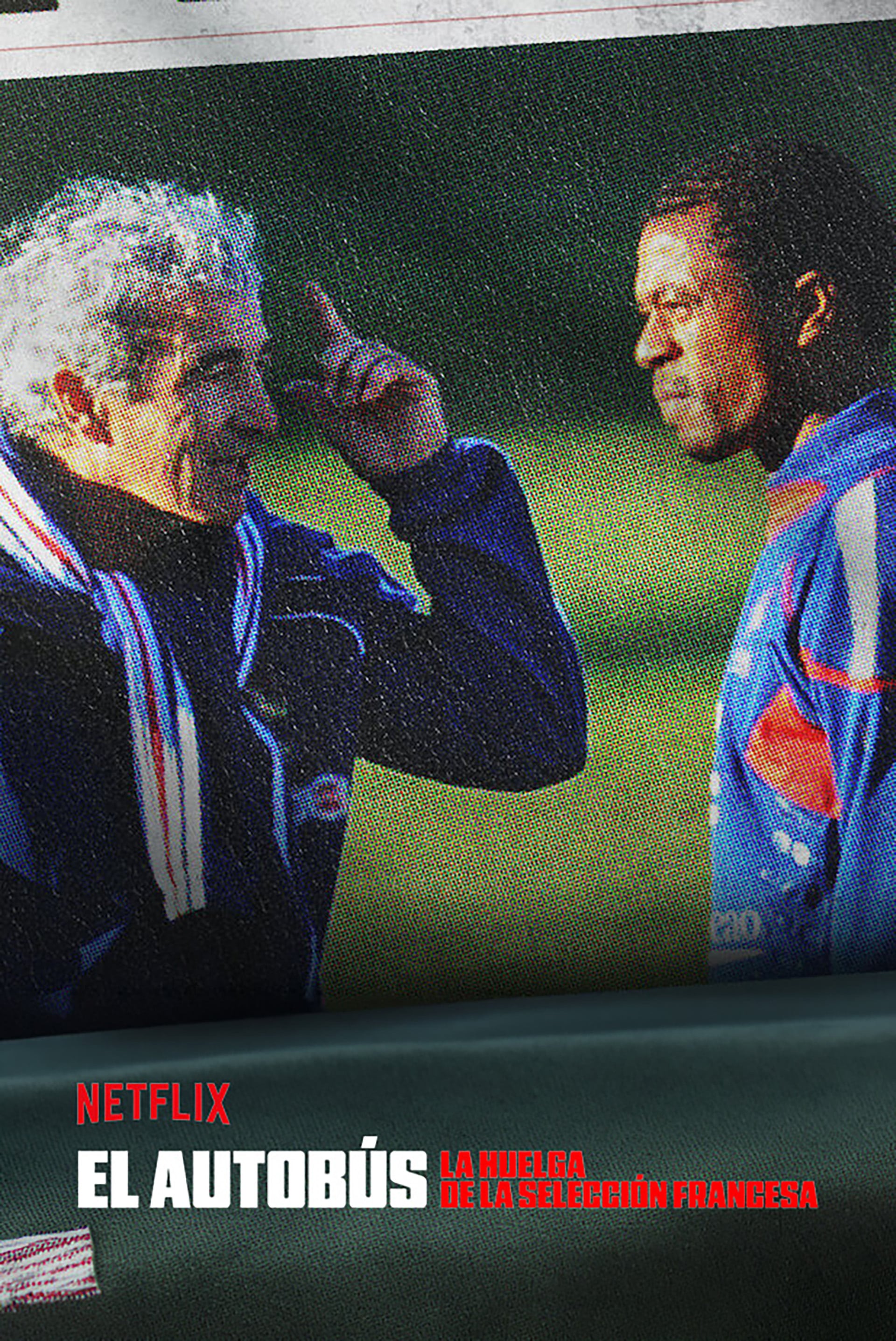 El exentrenador Raymond Domenech discute con el capitán Evra en una escena del documental de Netflix