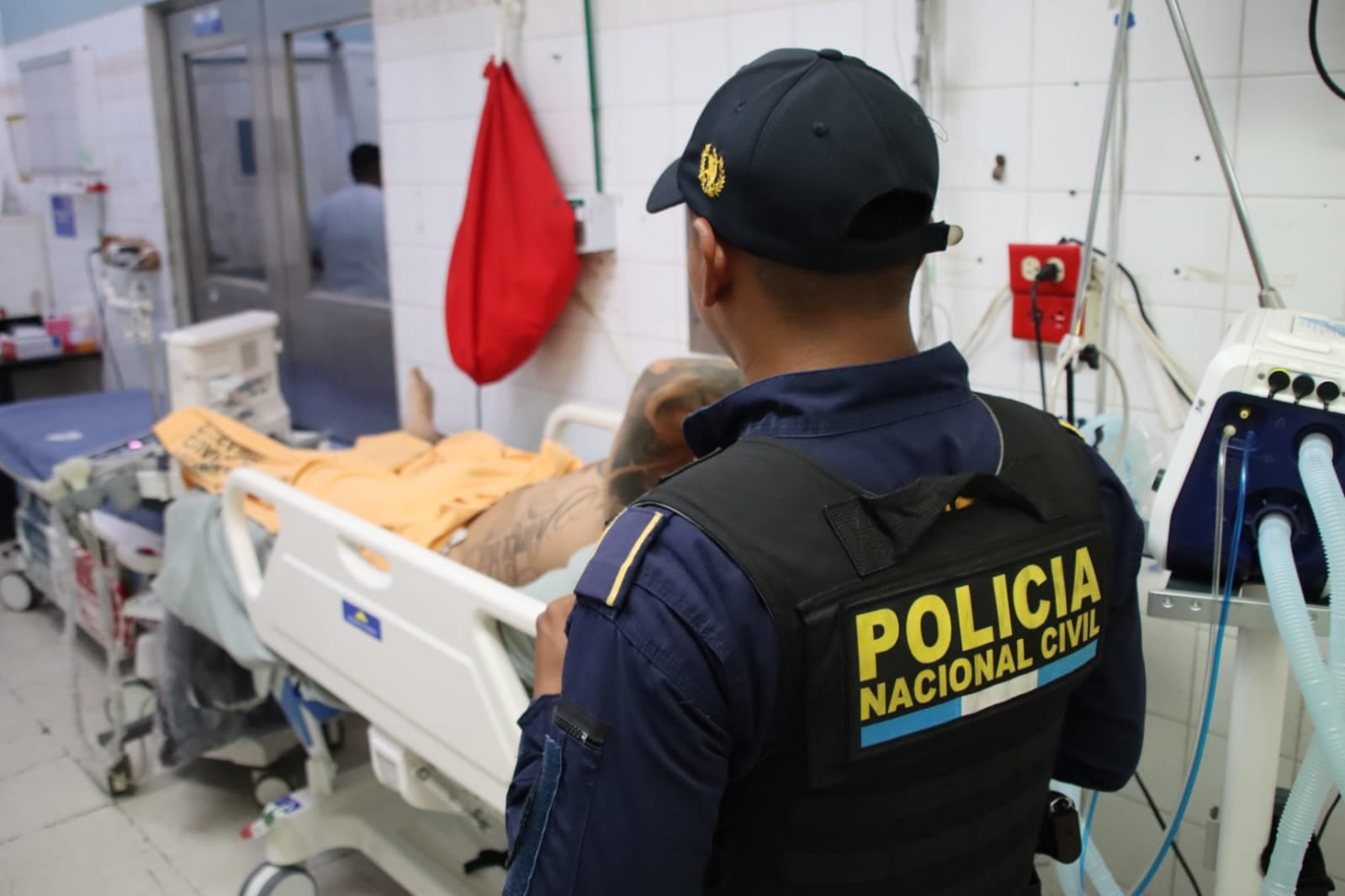 Luego de su captura, el adolescente fue llevado hacia un centro asistencial bajo la custodia de la Policía Nacional Civil. (PNC de Guatemala)