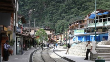 La cartera contenía 4.000 dólares, un celular y tarjetas de crédito, y fue devuelta a su dueña tras ser hallada por la policía en Machu Picchu Pueblo.