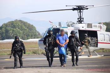 Las autoridades trasladaron a Jesús “Chuma” a la Ciudad de Guatemala bajo estrictas medidas de seguridad tras su arresto por narcotráfico./ (PNC de Guatemala)