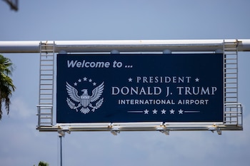 Un letrero con el nuevo nombre del aeropuerto, en West Palm Beach, Florida, el 9 de julio del 2026. (AP foto/Saul Martinez)