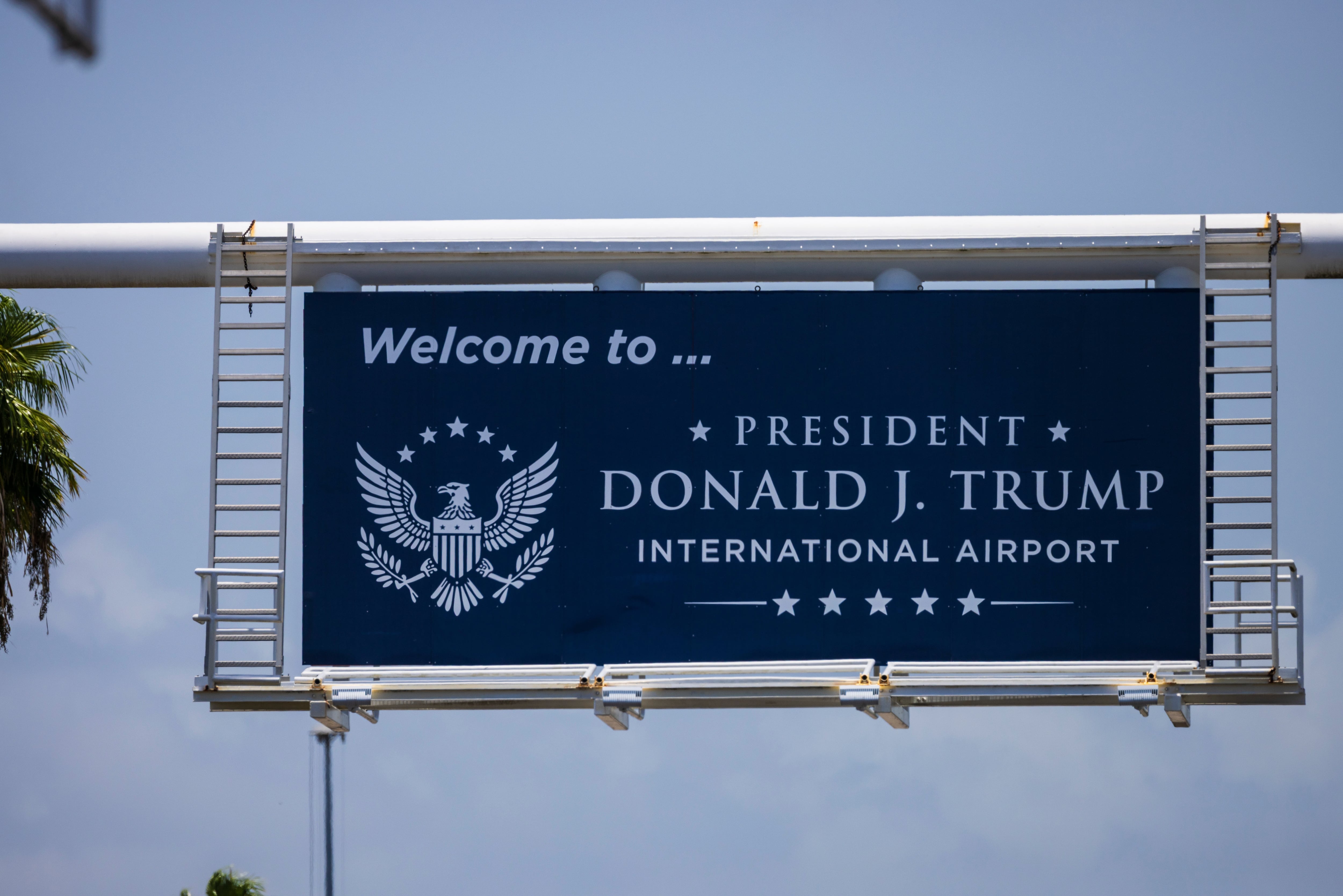 Un letrero con el nuevo nombre del aeropuerto, en West Palm Beach, Florida, el 9 de julio del 2026. (AP foto/Saul Martinez)