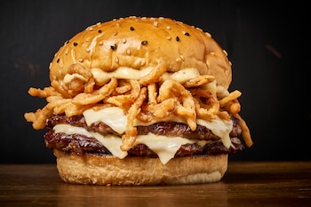 Hamburguesa Crispy Dubai, la ganadora en el Dubai Burger Championship 2026 (Cedida)