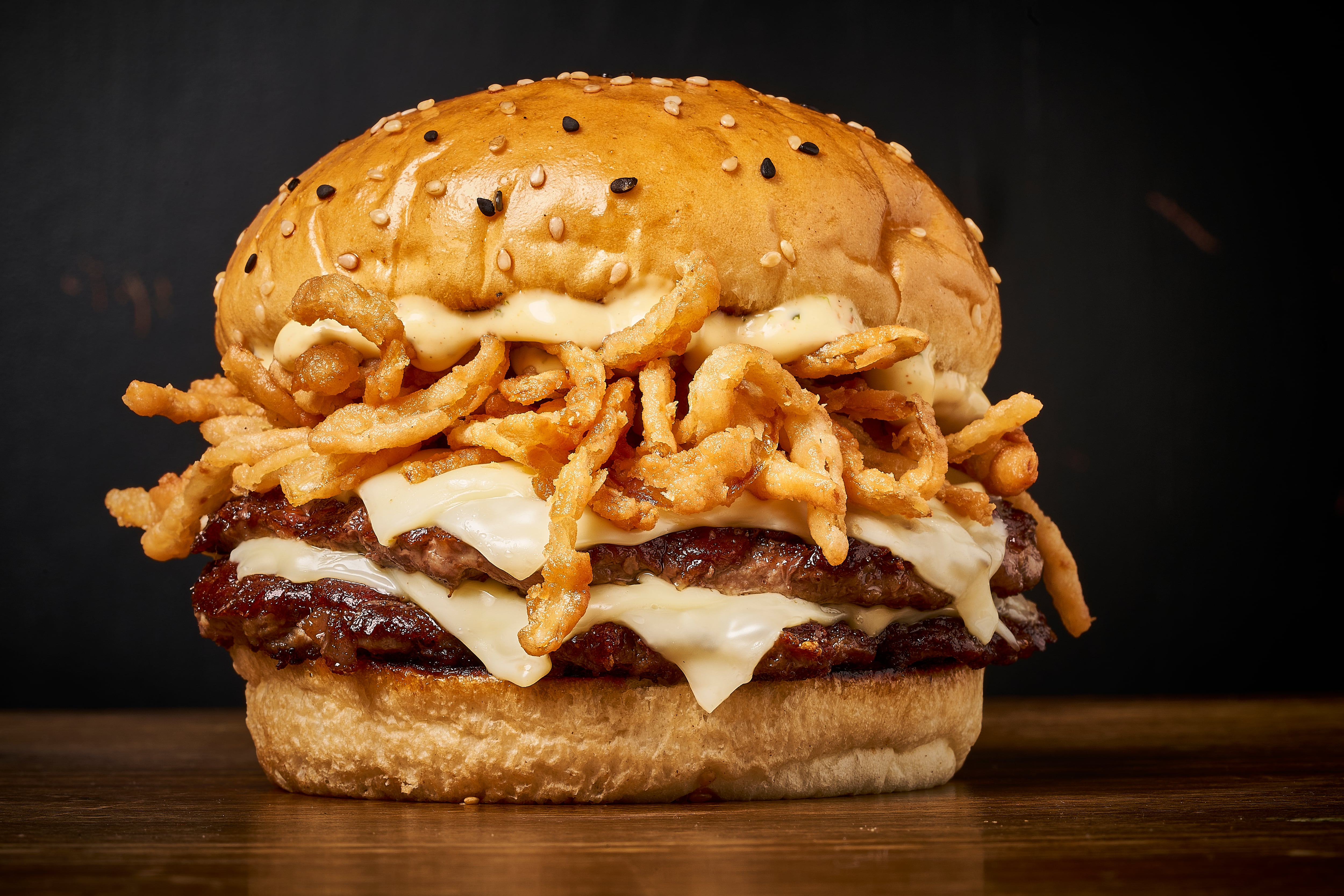 Hamburguesa Crispy Dubai, la ganadora en el Dubai Burger Championship 2026 (Cedida)