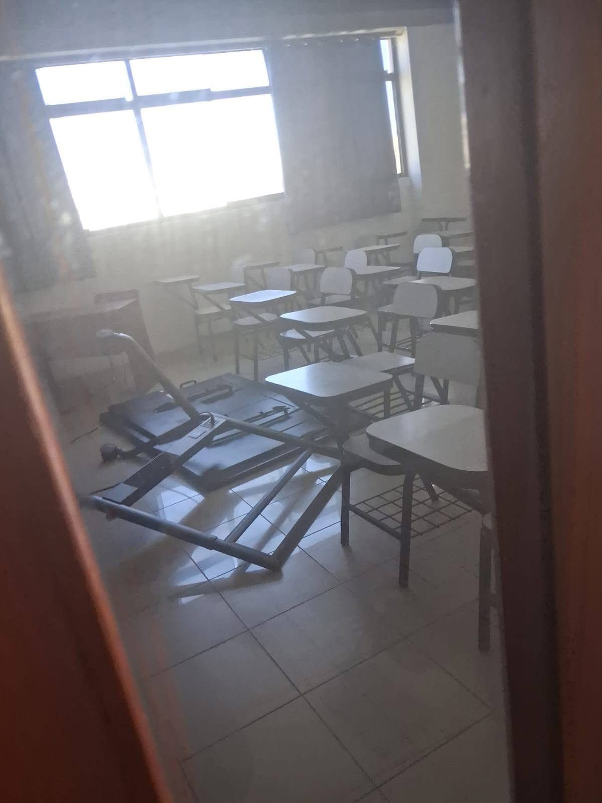 Un aula de la Universidad Nacional San Luis Gonzaga de Ica muestra los daños internos causados por el sismo de magnitud 6.1 que sacudió la región. (La Lupa)