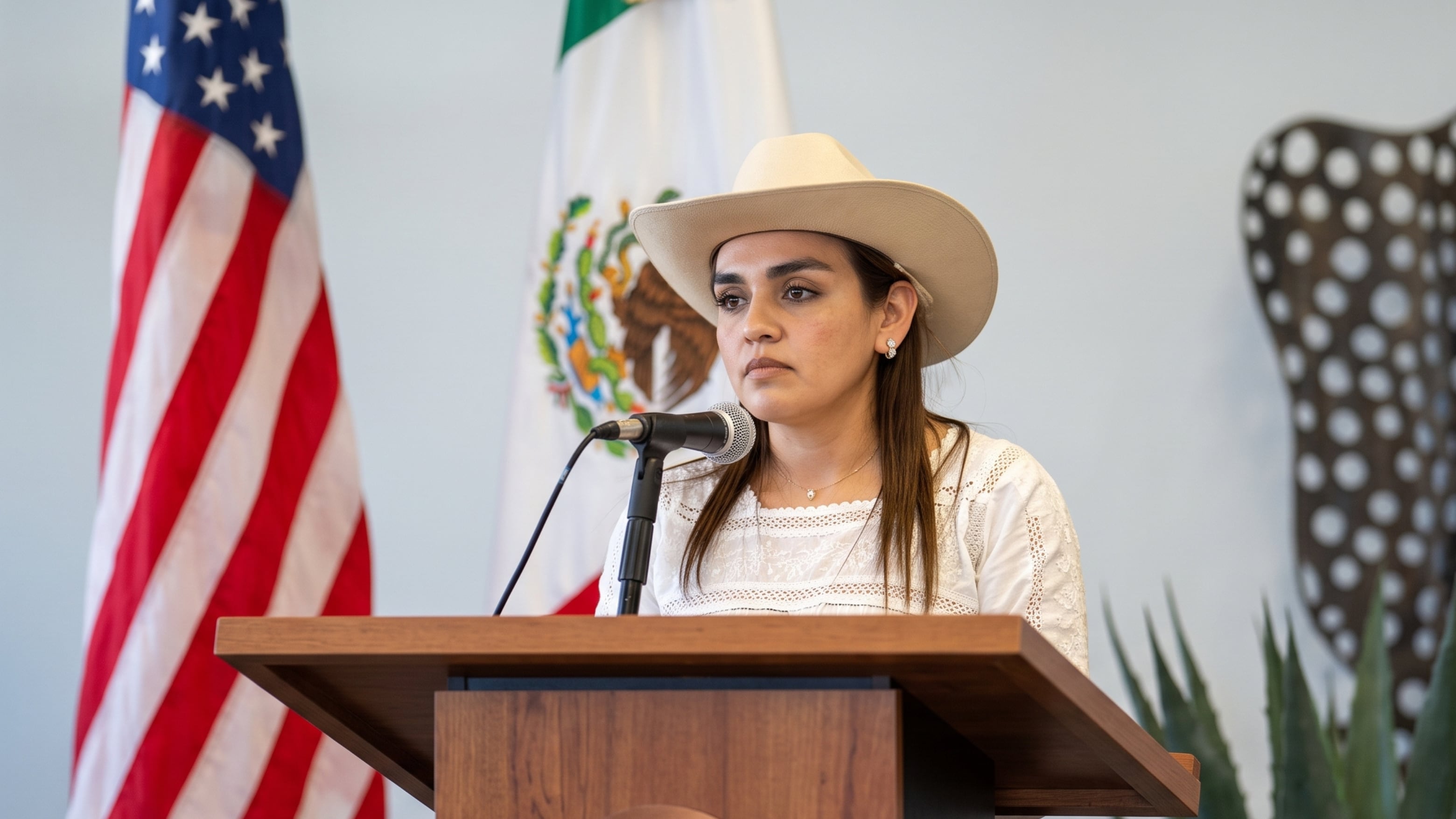 La presidenta municipal encabezó una reunión en Los Ángeles para explorar vínculos comerciales, inversiones y promoción turística, además de visitar un mercado de connacionales en Oxnard, organizada tras una invitación de Casa AJUA