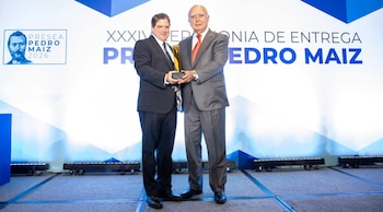 Premian a Fernando Canales por su trayectoria empresarial en Nuevo León.
Crédito: X / @reportecoco