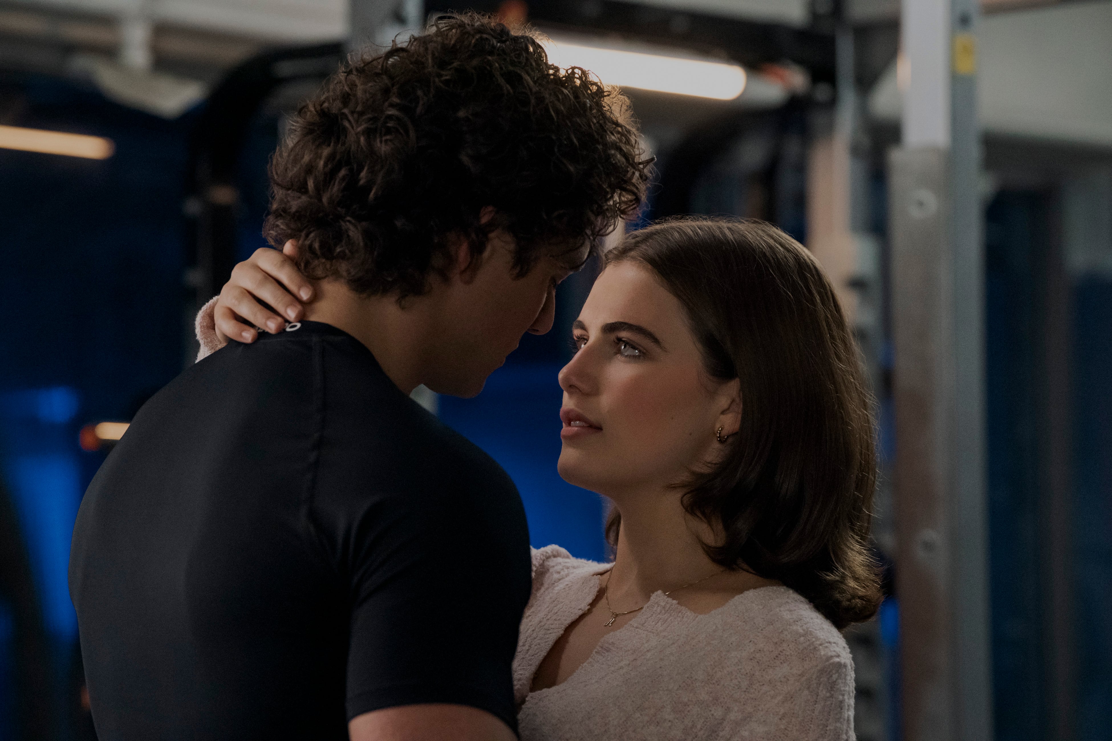 La actriz Ella Bright comparte un tierno momento con su coprotagonista en una escena de la esperada serie Off Campus, explorando la dinámica de las relaciones juveniles. (Prime video)