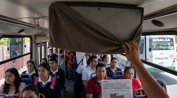 La propuesta contempla otras medidas de seguridad en el transporte público, entre ellas la instalación de botones de pánico en las unidades. (Crédito: Imagen ilustrativa | Infobae México)