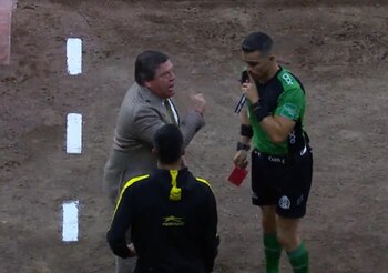 El árbitro central evitó dialogar