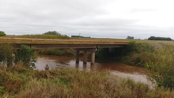 Un ciclista vecino de la víctima detectó restos del automóvil y alertó a la familia y a la policía local (Fotos: La Capital)