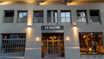 Su fachada restaurada del siglo