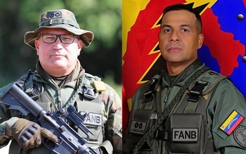Dos hombres en uniforme militar. El de la izquierda lleva sombrero, gafas y rifle. El de la derecha luce parche de bandera venezolana y sigla FANB