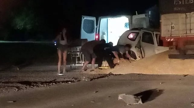 La camioneta Renault Duster en la que viajaba la familia colisionó de manera frontal contra un camión cargado de trigo