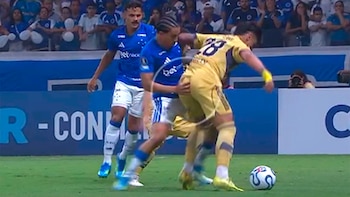 El gesto antideportivo de un jugador del Cruzeiro contra Bareiro antes de su expulsión en la derrota de Boca por la Copa Libertadores