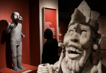 Una obra titulada "El Creador" (R), perteneciente a la cultura Xochicalca, se muestra durante la exposición "La Grandeza de México", inaugurada en el Museo Nacional de Antropología de México, en la Ciudad de México, México, el 27 de septiembre de 2021. Fotografía tomada el 27 de septiembre de 2021. REUTERS/Henry Romero