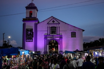 En años anteriores, en medio de los comercios informales, los peregrinos abarrotaban la iglesia de San Felipe. (Foto AP/Matías Delacroix)
