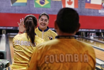 Juliana Botero y María José Rodríguez celebrando las dos medallas de oro para la delegación de Colombia - crédito Comité Olímpico Colombiana
