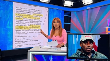 Magaly Medina, sentada num estúdio de televisão, aponta para uma tela com mensagens de texto. Olhando mais de perto, Jefferson Farfán pode ser visto.