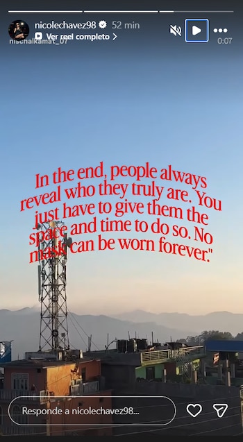 Una torre de telecomunicaciones se alza sobre edificios bajos con montañas al fondo bajo un cielo claro. Una cita en rojo sobre la autenticidad se superpone a la imagen