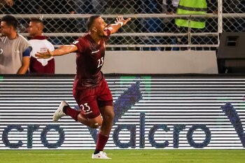 Salomón Rondón de Venezuela celebra