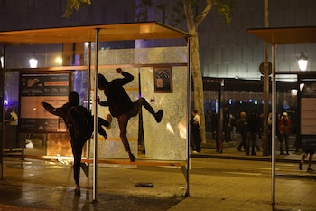 Una concentración de 600 jóvenes en el centro de Barcelona convocada por redes sociales ha derivado este sábado en saqueos de comercios, barricadas, quema de mobiliario urbano y enfrentamiento con los Mossos d'Esquadra. (EFE)