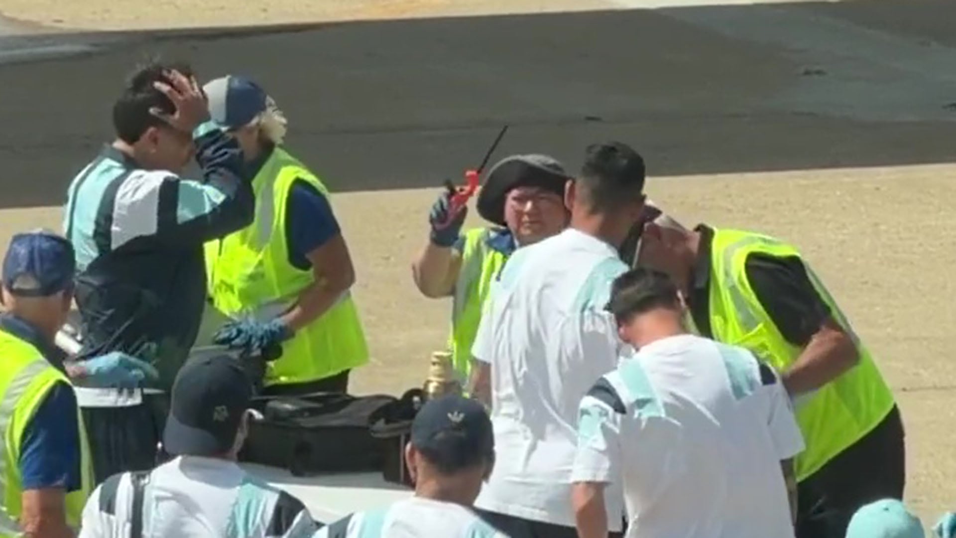 Las autoridades muestran el objeto que encontraron y no se puede trasladar en la cabina del avión