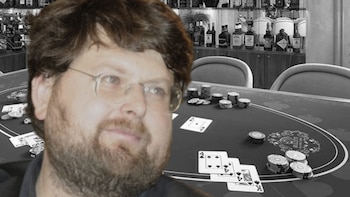 Mario Adinolfi, periodista, político conservador y jugador de póker italiano, detenido por defraudar hasta cinco millones de euros a través de un club privado de apuestas