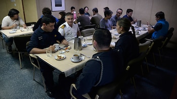 Los tripulantes del buque desayunan en el comedor del Irízar