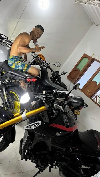 Alias Bendito Menor difundía en redes sociales imágenes de motocicletas, camionetas, lanchas, dinero y armas antes de morir en un operativo en Riohacha - crédito Facebook El bendito para bendecir