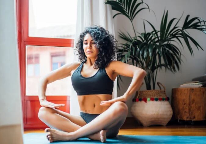 Los ejercicios hipopresivos ayudan a recuperar la fuerza abdominal y la salud del suelo pélvico en el posparto. (fisify.com)