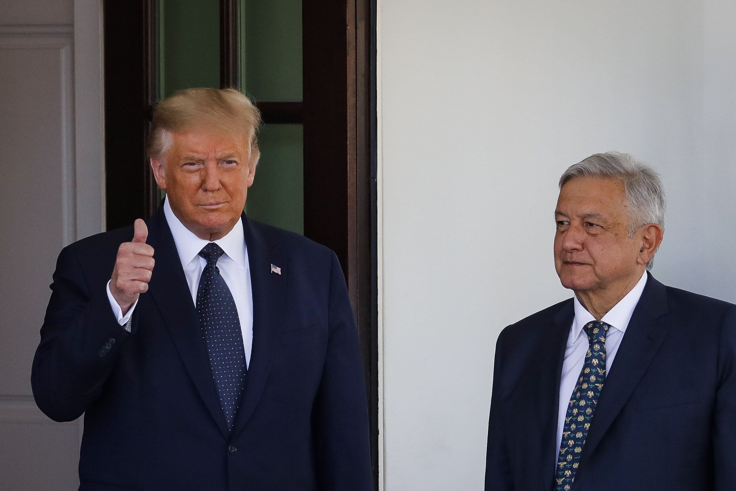 AMLO acusa a funcionarios estadounidenses de intentar debilitar al movimiento que fundó hace tantos años, a través de una carta que publicó desde su retiro político.