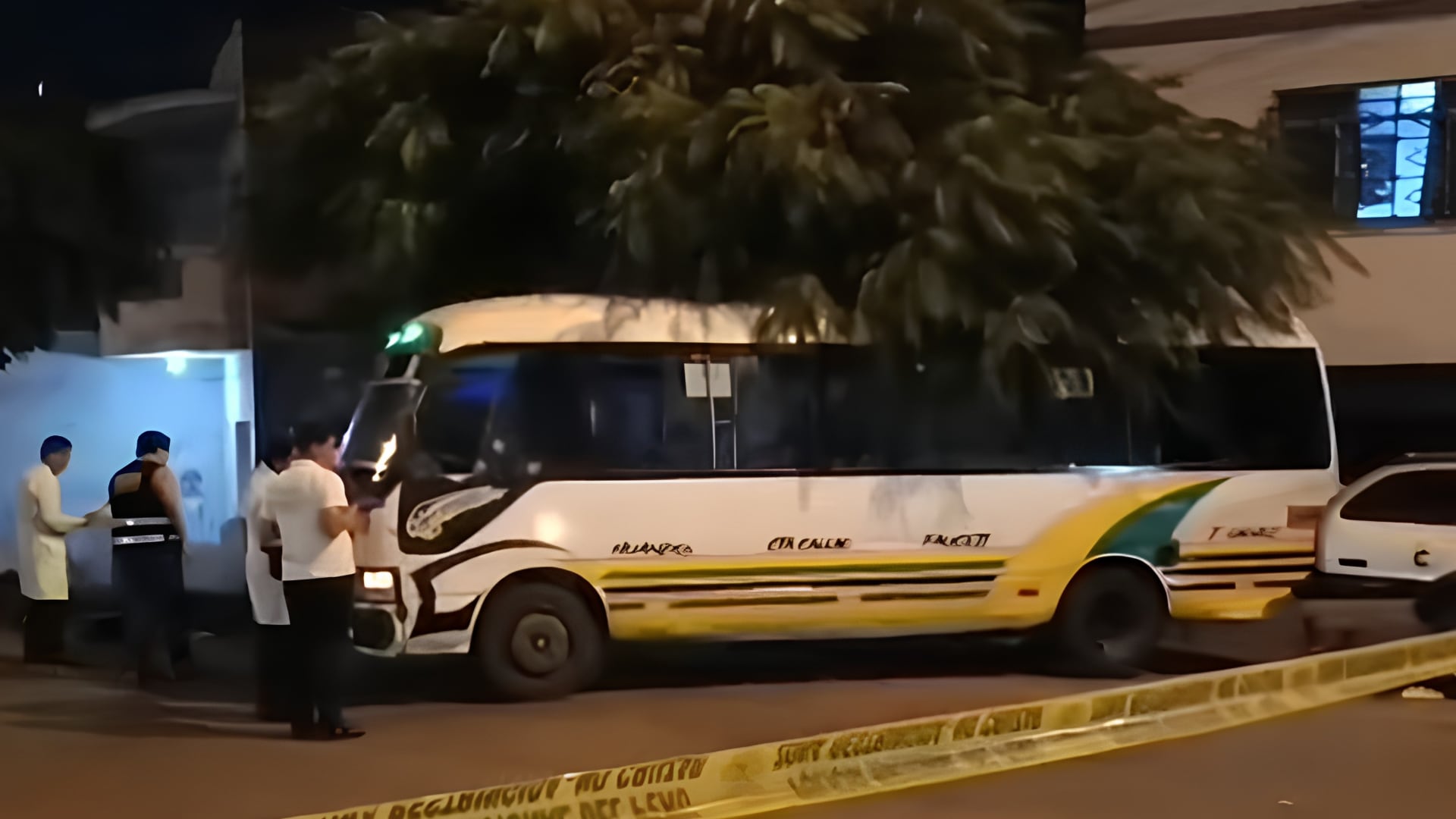 Autoridades inspeccionan una unidad de transporte público de la empresa Etmosa atacada a balazos en el distrito de La Perla, Callao. (Captura: TV Perú Noticias)