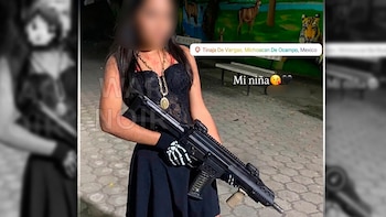 la joven identificada en redes como hija de "Tío lako", líder del Cártel Jalisco Nueva Generación portaba orgullosa una ametralladora de alto calibre Foto: Especial