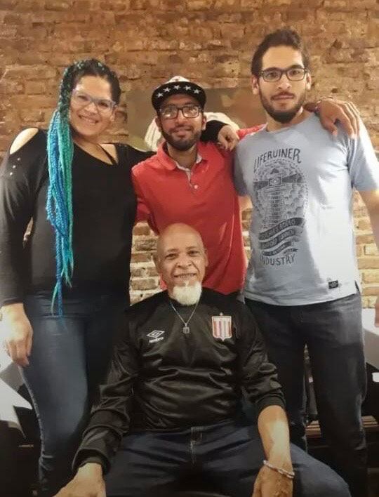 Víctor junto a sus tres hijos: Gane quien gana nadie podrá quitarme haber tenido el privilegio de ver jugar por primera vez en la historia a Argentina y Cabo Verde