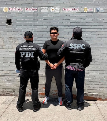 La familia criminal utilizaba cheques falsos para apropiarse de autos exclusivos en México. Crédito: FGJ-CDMX