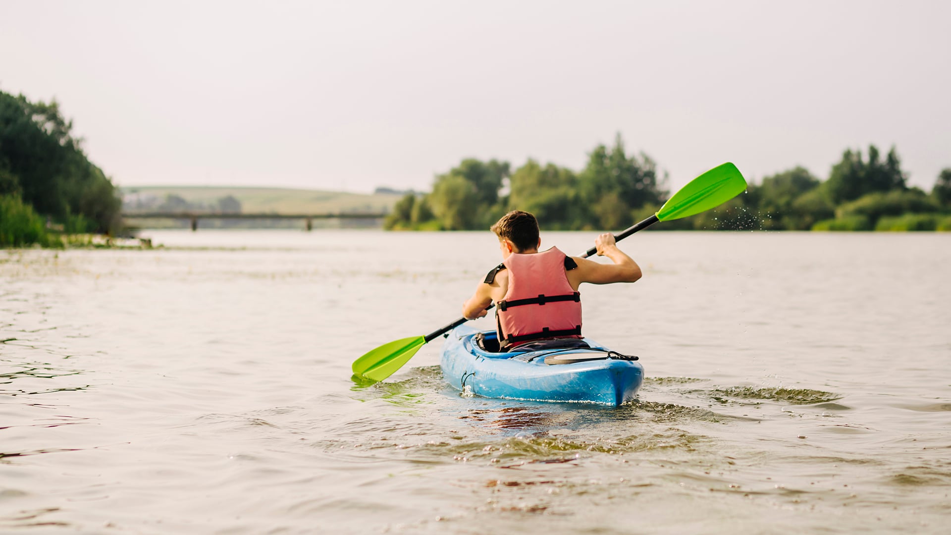 El hombre falleció mientras practicaba kayakismo (Freepik)